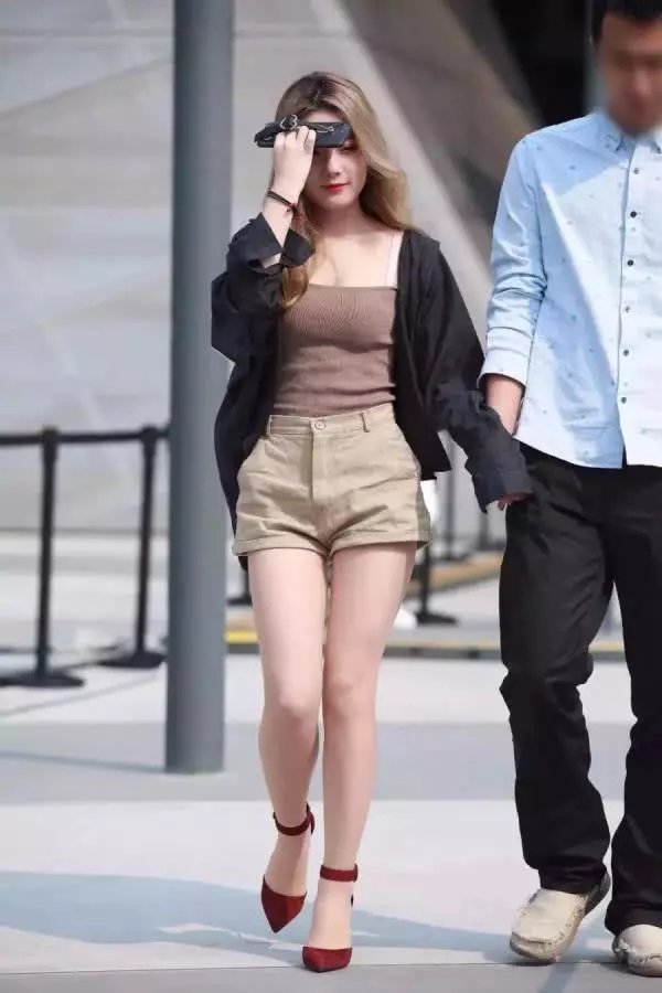 甜美小姐姐裹胸搭配超短裤,清纯的外貌和火辣的身材,身边的男友沦