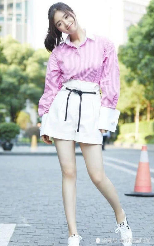 蒋欣这种短裤也穿出来了！网友惊呼：这不是我爸遛弯的那条大裤衩