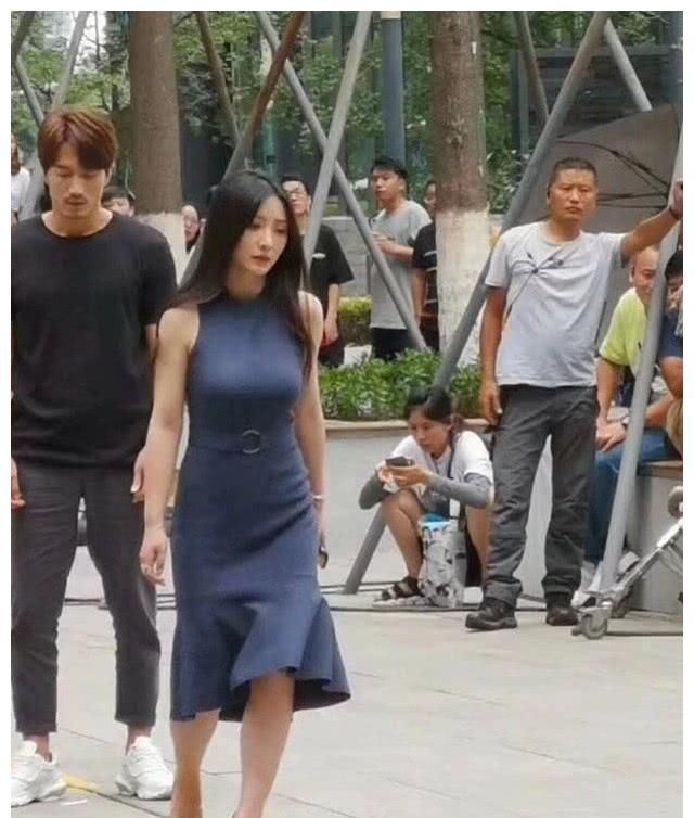 柳岩：柳岩真是“大号水蜜桃，穿紧身无袖连衣裙现身，侧面3D感真立体