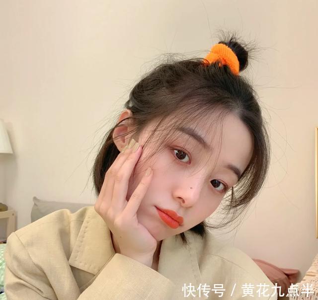 显脸@别再披头散发了!2020年流行这样扎发,简单时髦,关键显脸小!
