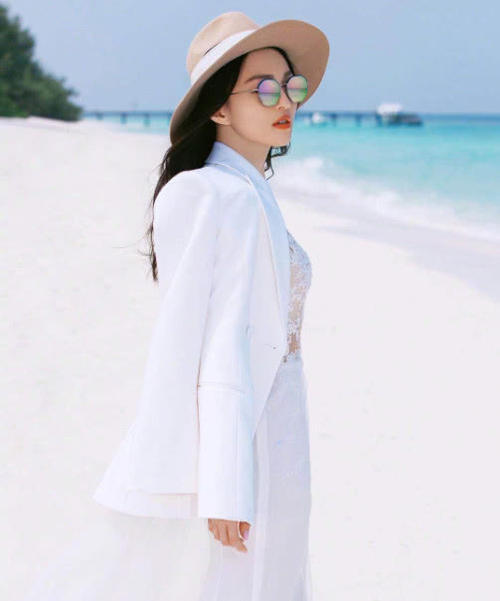 她曾是歌坛一姐,却被亲妈拉下水遭到雪藏,如今复出美得似精灵!