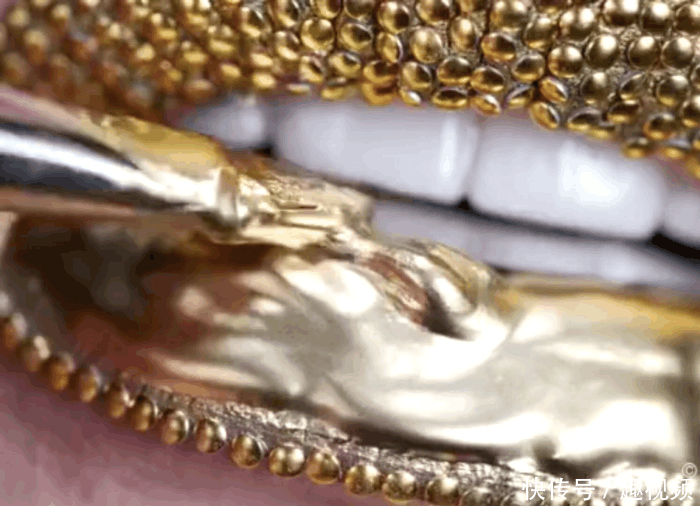 女子将嘴唇镶满“黄金”，这嘴虽然值钱，但是还真下不去嘴