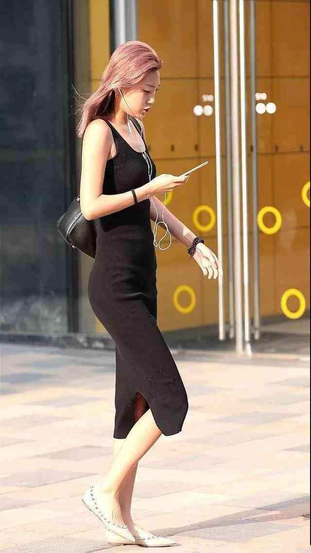 街拍：小姐姐个个亭亭玉立，穿上了喜欢的A字裙不怕来阵大风?