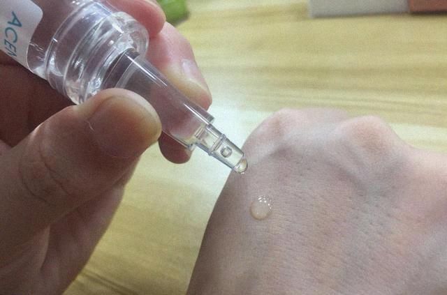 药店有俩种水，美白淡斑轻而易举，俩种原液配合使用效果更好哦!