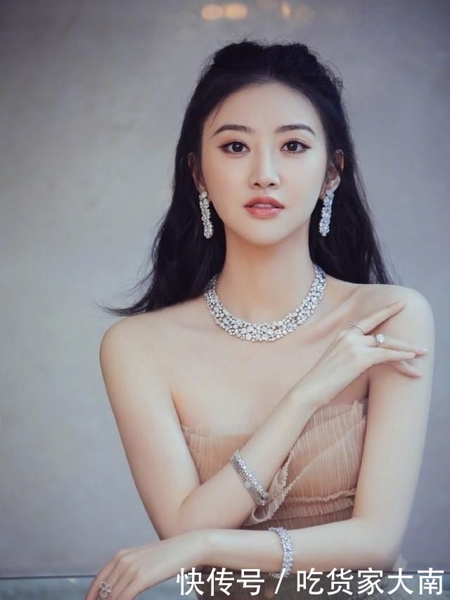 「璀璨」景甜一袭裸色抹胸层叠蛋糕裙甜美又性感,搭配璀璨珠宝闪耀又梦幻