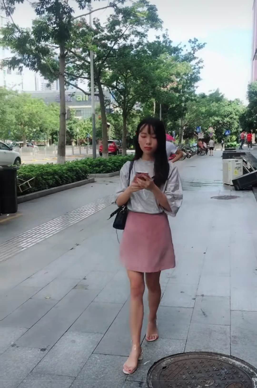 美女穿短裙逛街,小伙提醒她裙子穿反了,美女的做法让小伙惊呆了