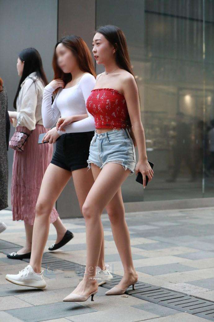 街拍：小姐姐“零”负担的牛仔小短裤，好看还舒适