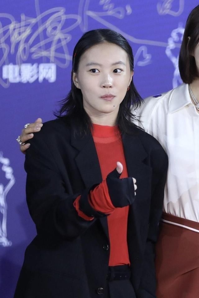 窦靖童不走前卫风素颜端庄现身 网惊呼:好像王菲