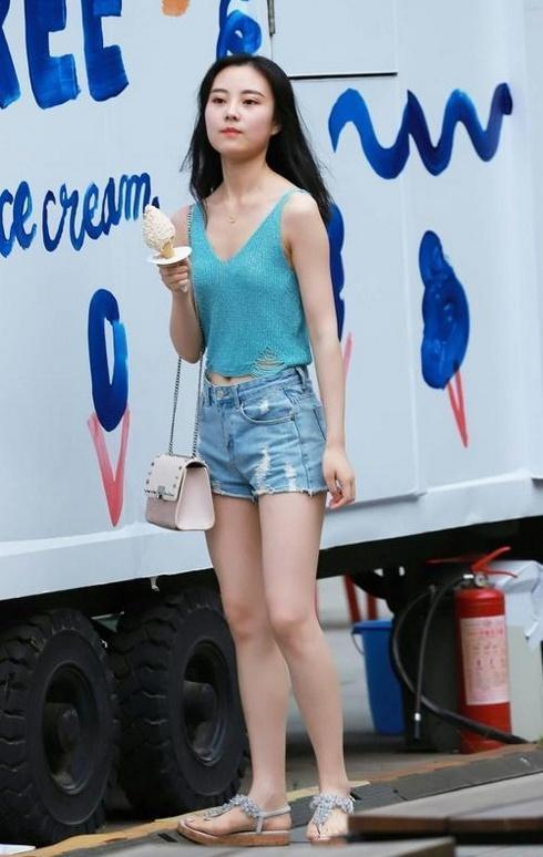 『美女』街拍:人见人爱,花见花开的清纯美女,真是让人百看不厌!