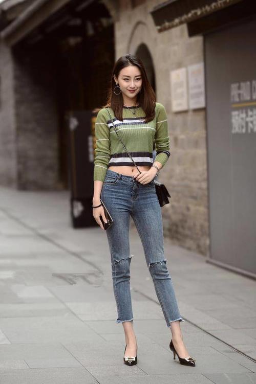 路人街拍，小姐姐穿出干练与自信，热裤尽显完美大长腿