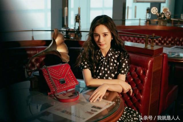 杨幂身穿波点裙坐在沙发上凹造型 蛮腰细腿实力吸睛