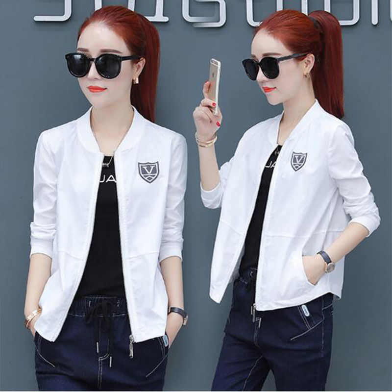 秋天早晚转凉，聪明的媳妇穿上薄外套，显瘦又御寒，简直棒极了