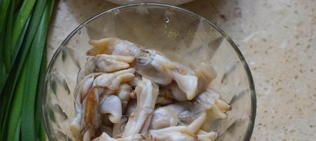 把蛏子■春天,这菜要常吃,蒸一蒸味道特鲜美,营养大脑,全家人受益