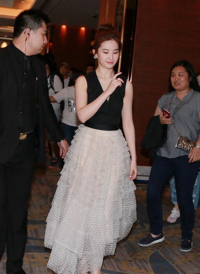 刘亦菲穿裙子和穿裤子是两个样,不穿裤子都不知道她还有这缺点!