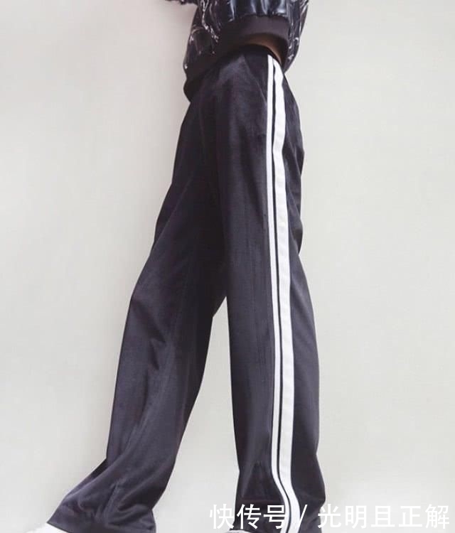  #带有一点#阔腿裤不再受欢迎了，悄悄出世的“校服裤”成新宠，减龄又时髦