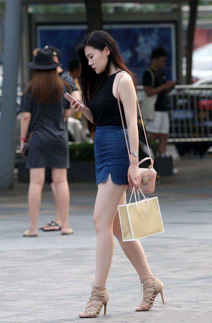 街拍：穿包臀裙的知性美女，总能凸显女人的魅力