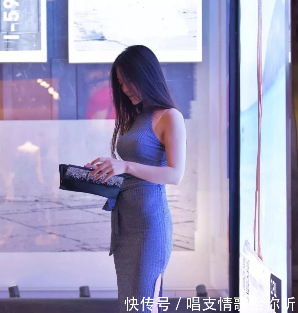 街拍动感时尚与大气温婉的美，让街头变成秀场