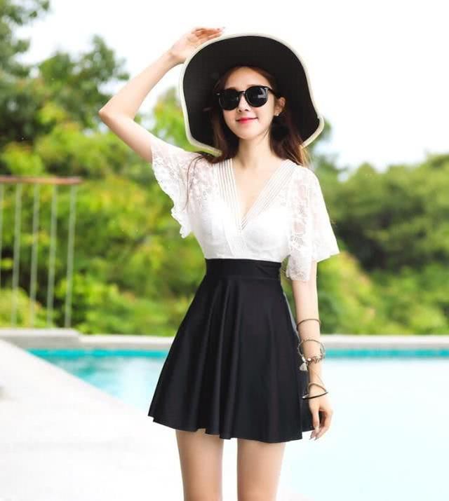 样貌甜美的泳衣美女，气质优雅迷人，让人看了心动！