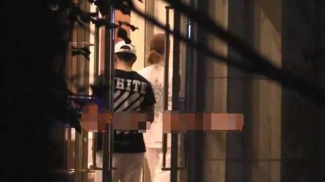 王宝强与高挑女子同返家中已相恋同居?两位工作人员回应仍未解谜