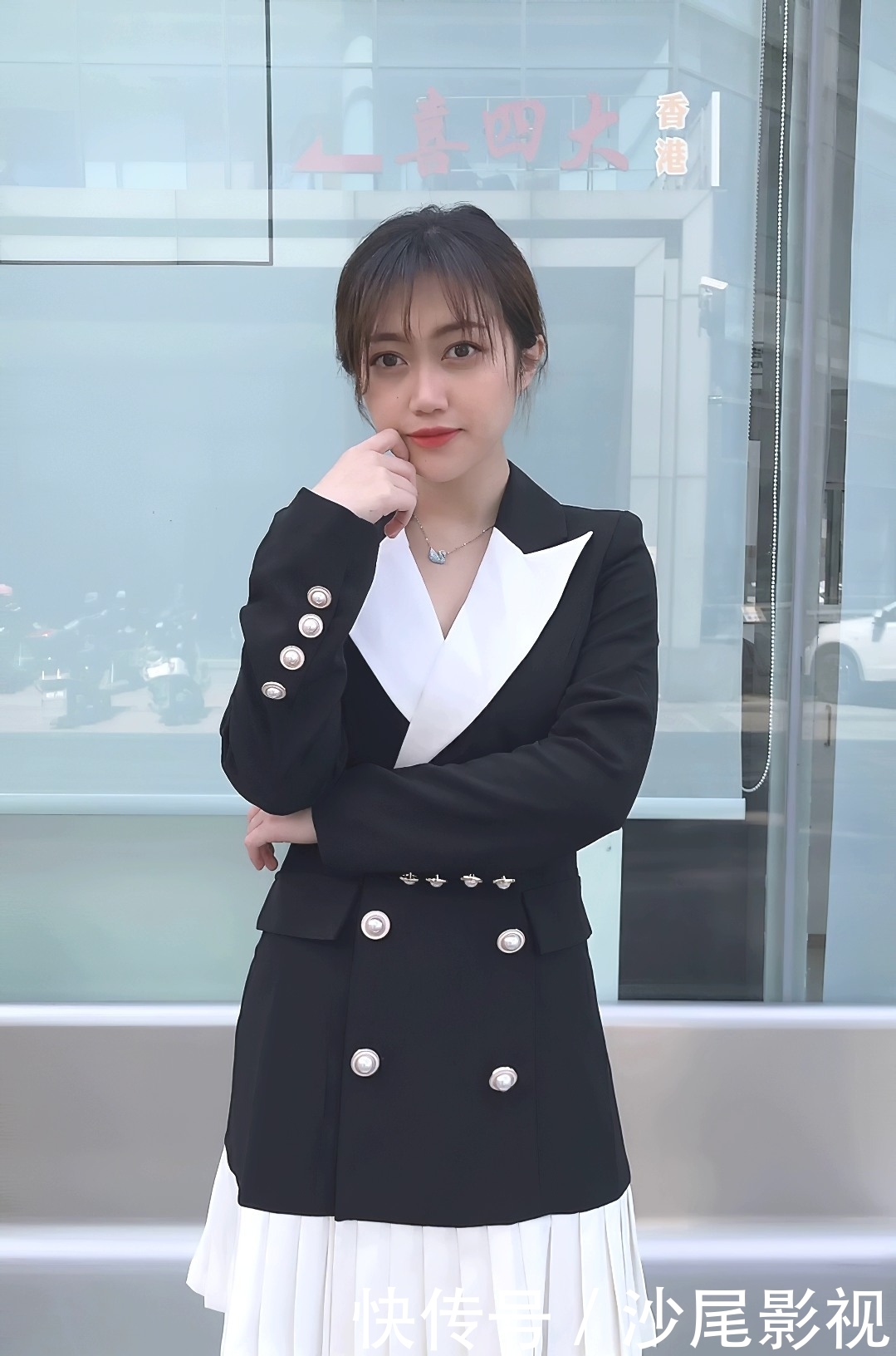 美女@正式又不失活泼，气质尽显，街拍：美女双排扣外套搭配百褶短裙