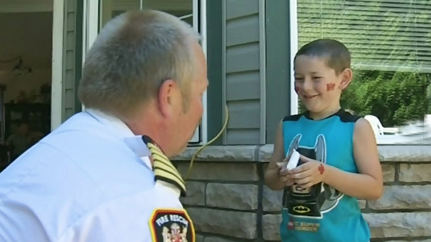 六岁小男孩半夜偷偷起来看动画片,突然闻到一