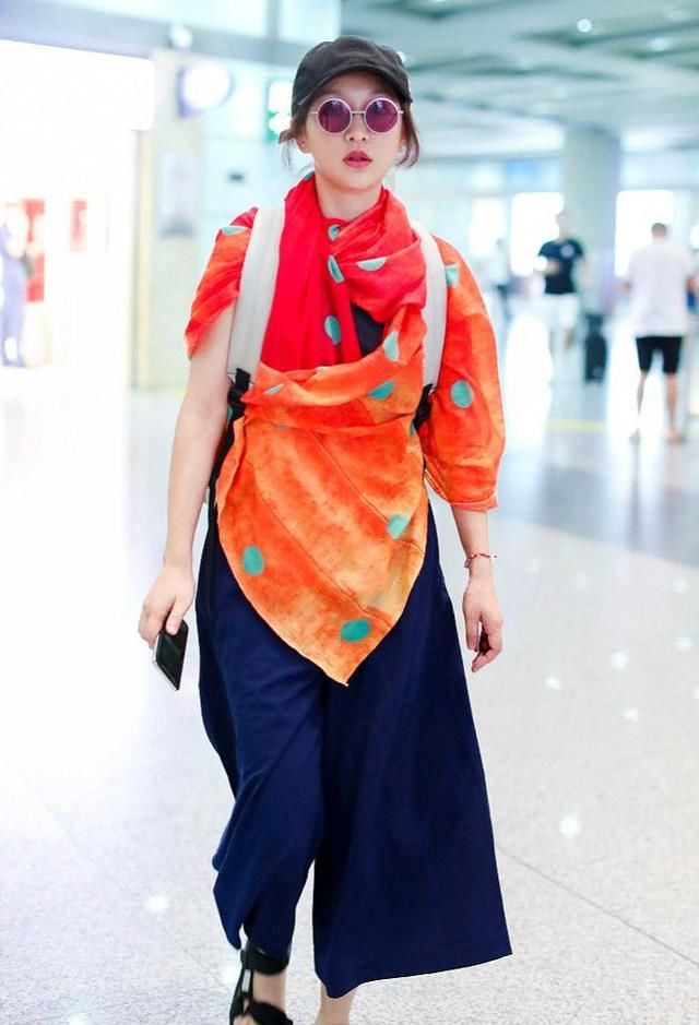 这是周迅？穿着纱巾出门，颜色吸引了我！