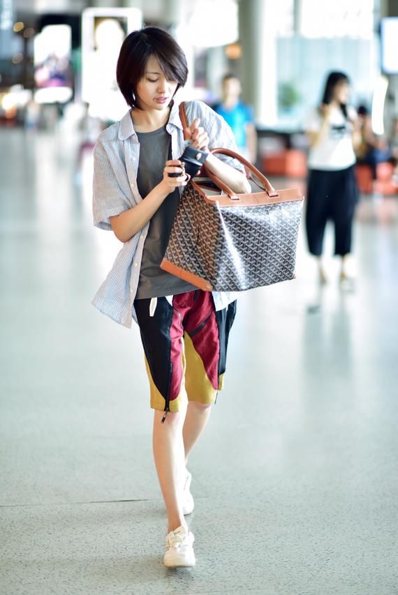 郑爽真是女星中的“奇葩”,不扮美,不装仙,大裤衩子别具一格