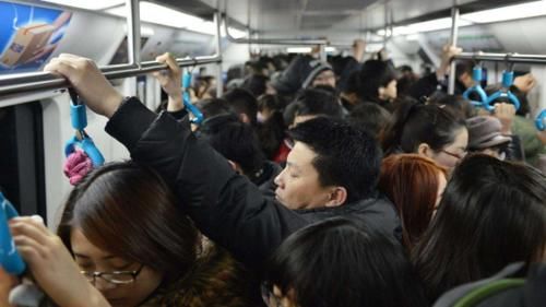  公交车|为啥客车不让“超载”，公交车却可以“人挤人”？交警说