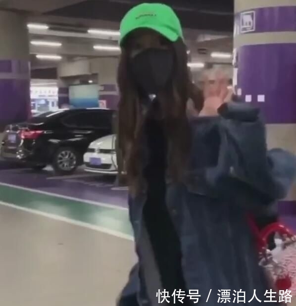  『偶遇』baby停车场被偶遇，路人故意关瘦腿，生图下的腿型过分真实