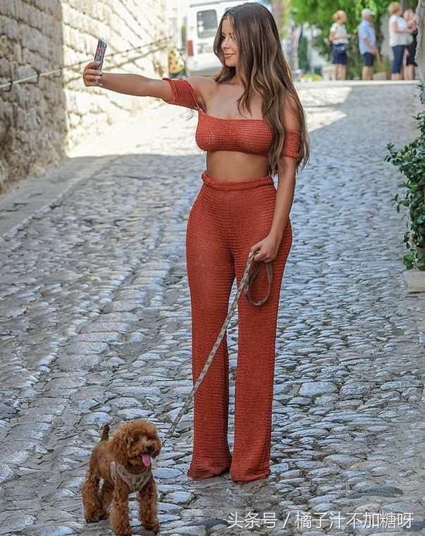 英国第一宅男女神，秒杀卡戴珊，网友：这身材是真实存在的吗？