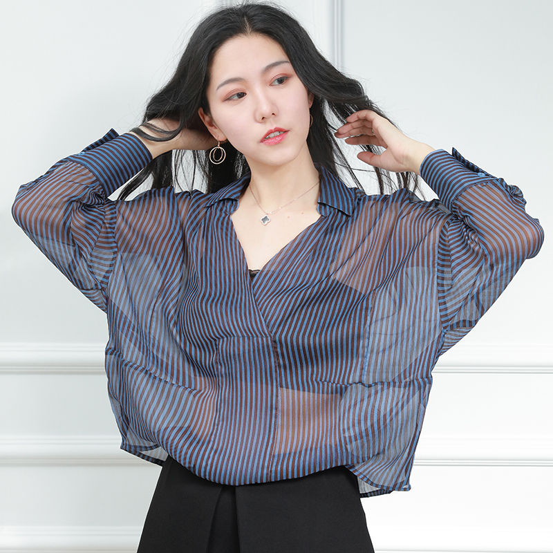 现在的小姑凉真会打扮，大胆“透视装”直接穿，不知要迷倒多少人