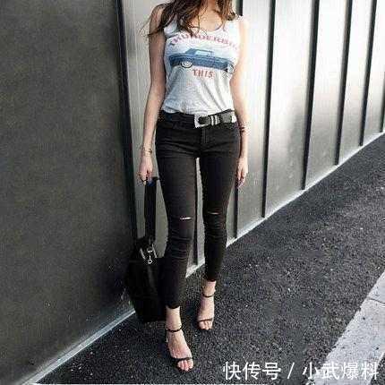 紧身背心能很好的凸显身材 配上牛仔裤就会更加迷人了