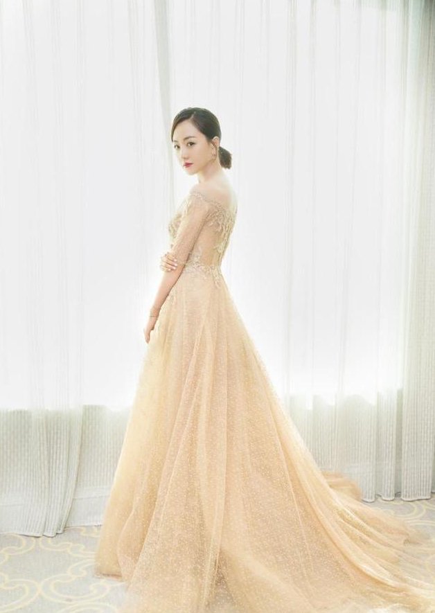 一直以为赵丽颖穿裸色裙是最美的，当看到杨蓉，我眼前一片星光!