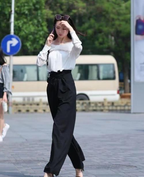  『气质』街拍：面带微笑的美女，一件白色衬衫配黑色半身裙，时尚优雅气质