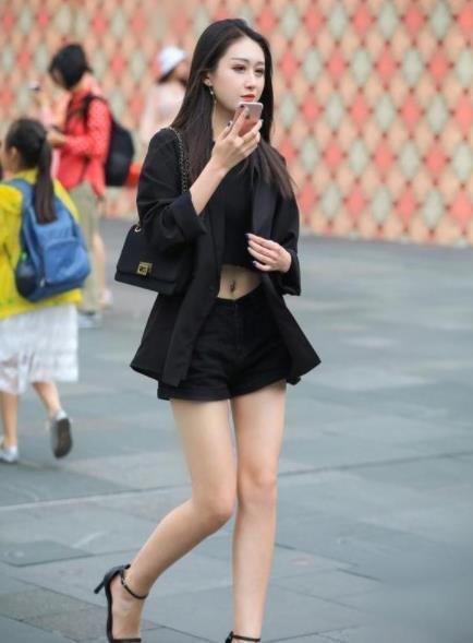  「修长」街拍：小姐姐一身白色装，笑容甜美可人，修长白腿特别靓