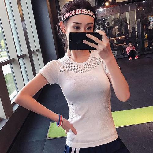 “蜜桃裤”早落伍了!今年流行这样的瑜伽服,凸显S曲线