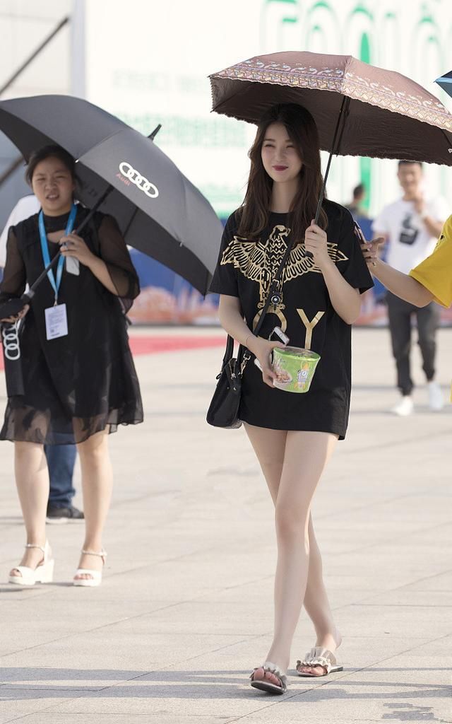 路人街拍，街头时髦又时尚的小仙女们美的宛如一道风景