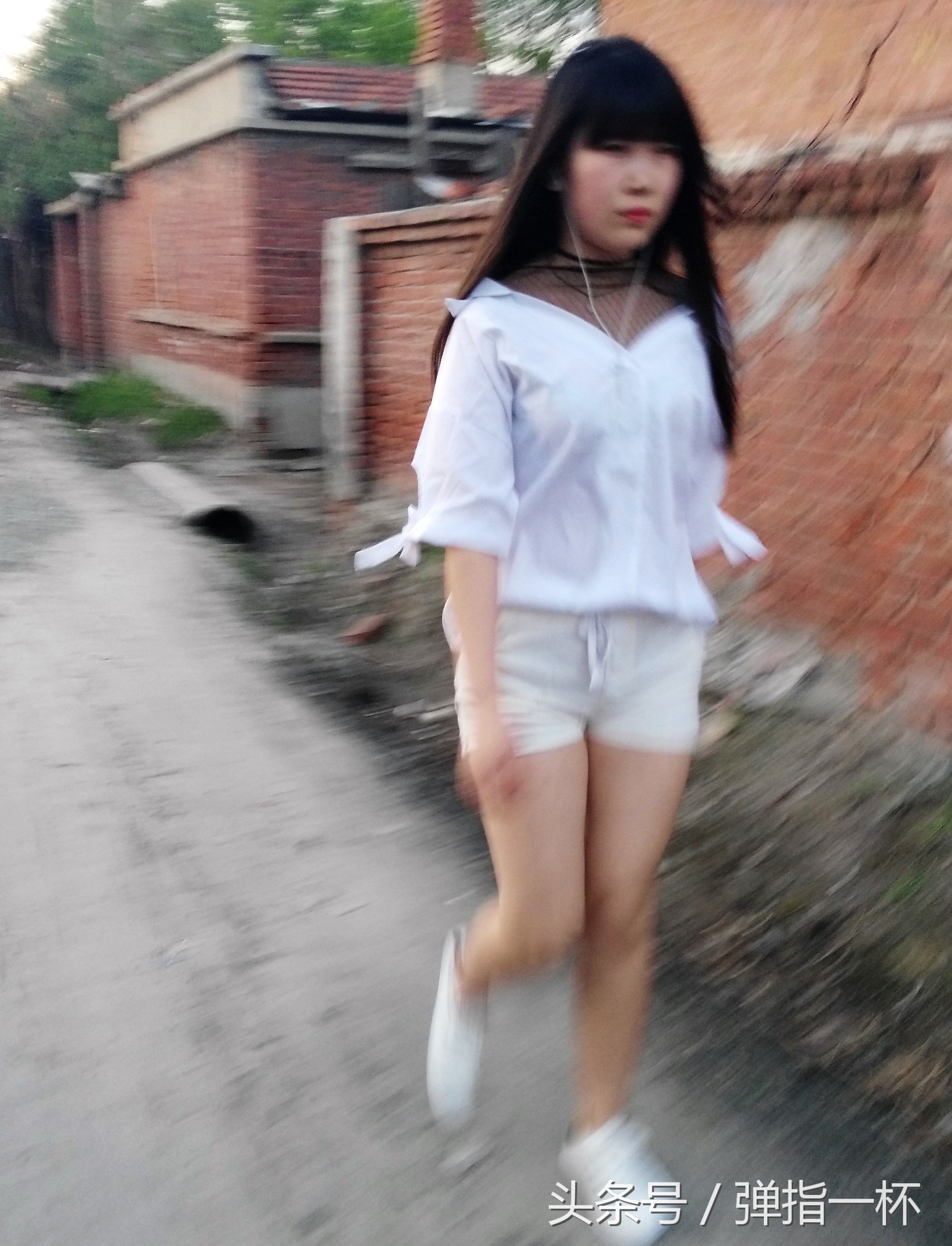 东北小镇老街人们的日常生活，时尚美女聊天的大妈喝酒的大叔都有