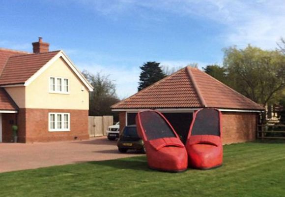 妻子痴迷高跟鞋 丈夫送她巨型高跟鞋高4米2