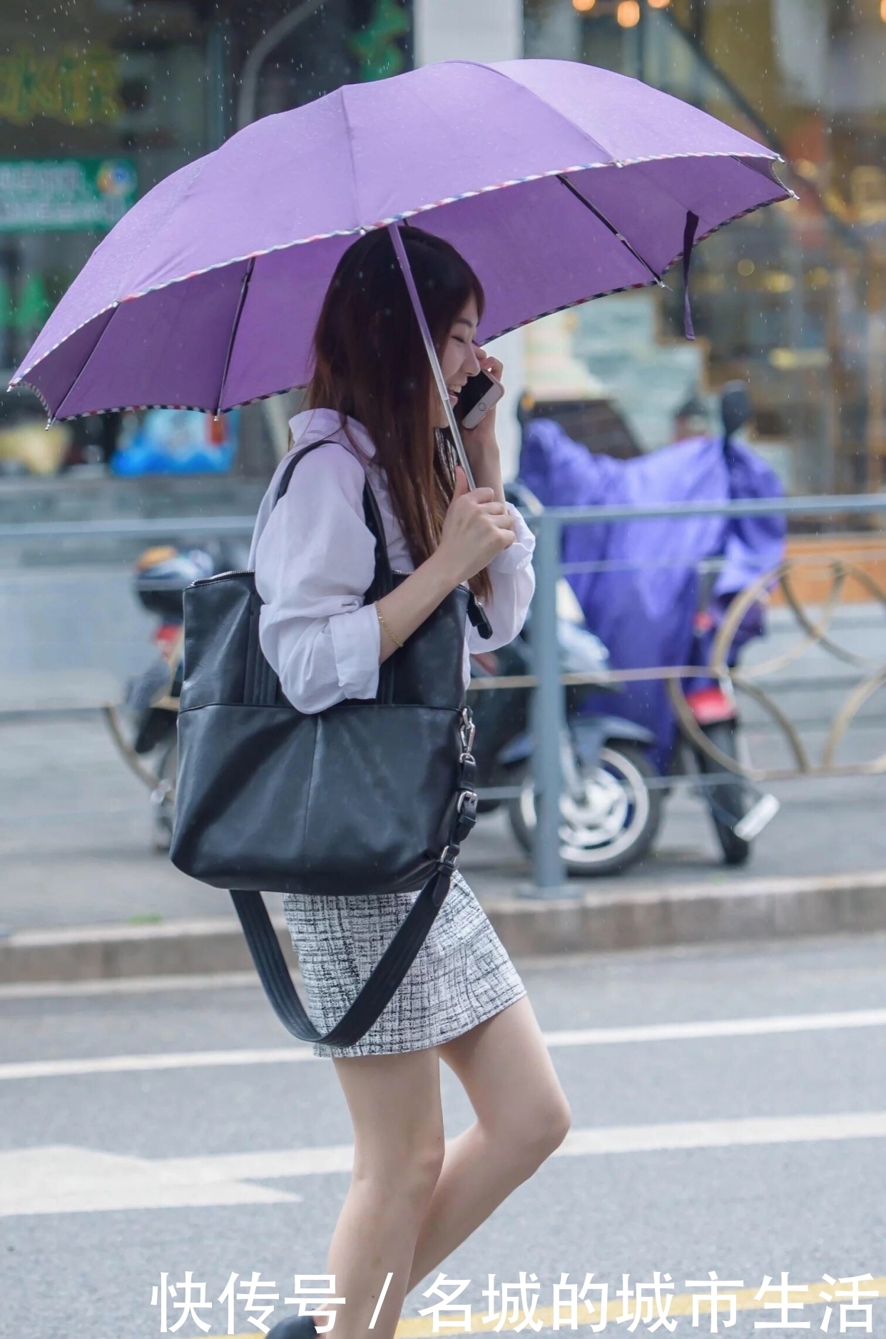气质|白衬衫搭配灰色格纹半身裙,穿上高跟鞋衬托职业女性气质