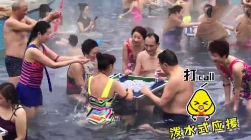 有什么能阻止重庆人打麻将？冬天穿泳衣打麻将，网友：不冷吗？