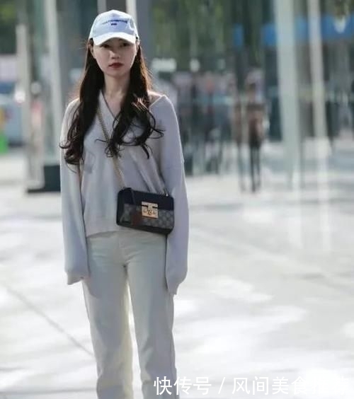  [美女]亭亭玉立的美女，一件灰色上衣配白色长裤，运动活力气息