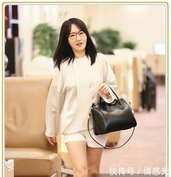 杨钰莹人老心不老！47岁挑战超短小热裤，网友这双腿布满了岁月