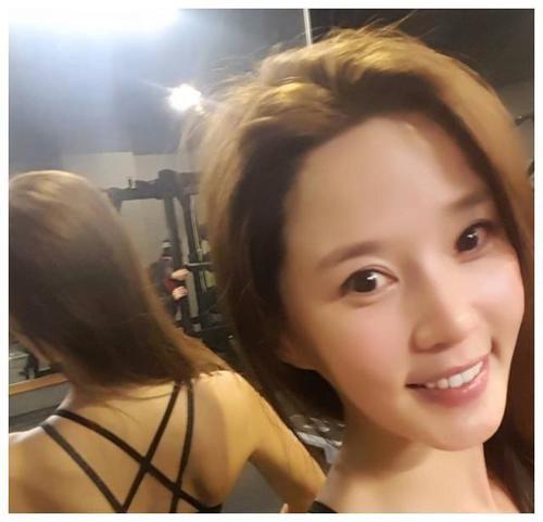 美拍：紧身裤展现出青春时尚的身材，衬托女人婀娜多姿的曲线！