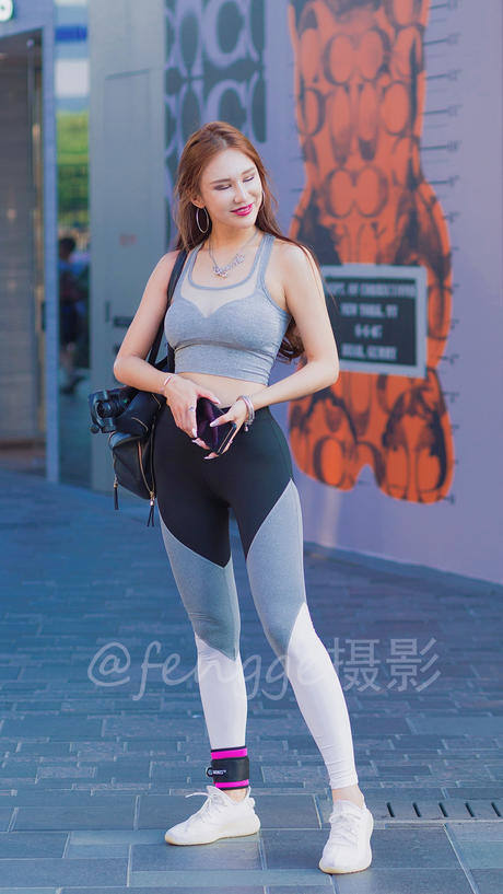 街拍: 穿紧身瑜伽裤的小美女, 身材真棒, 好像还是个小明星呢