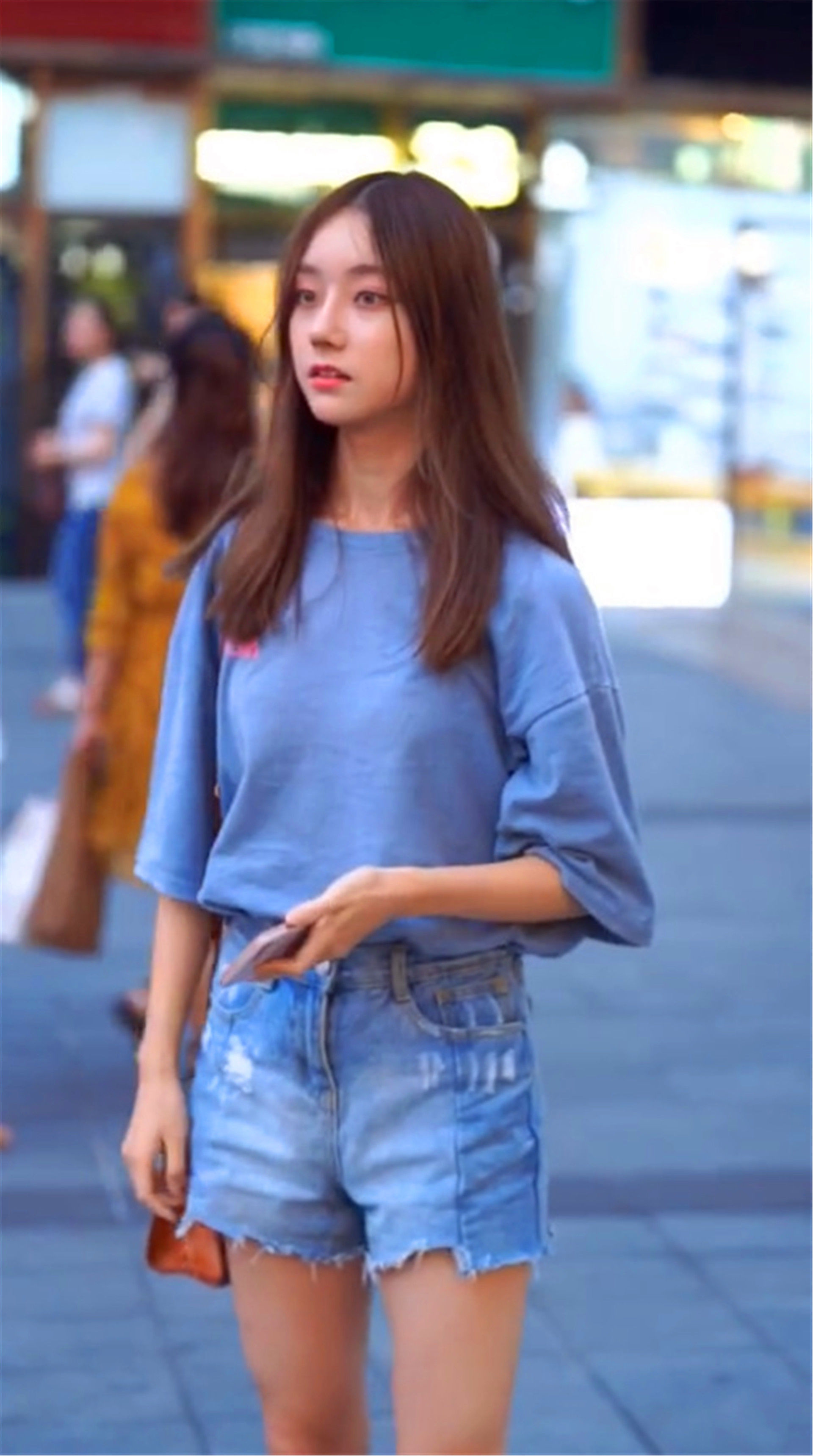 街拍:最后一位美女衣不遮体，和她一起逛街是种“折磨”!