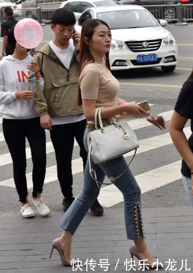 「下半身搭配」美女穿着一双尖头的高跟鞋,小小的防水台让她充满着气质与韵味