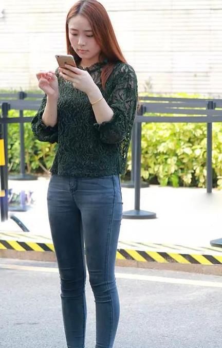  『美女』街拍：般般入画的美女，一条浅粉色连衣裙，时尚清新靓丽迷人