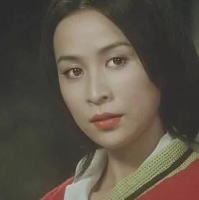 53岁刘嘉玲穿渔网袜戴夸张耳环出席活动，化妆师亮了