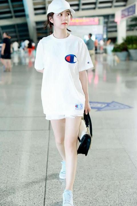 谭松韵只不过穿条短裤, 就有一双长腿, 162cm身高是假的吧!